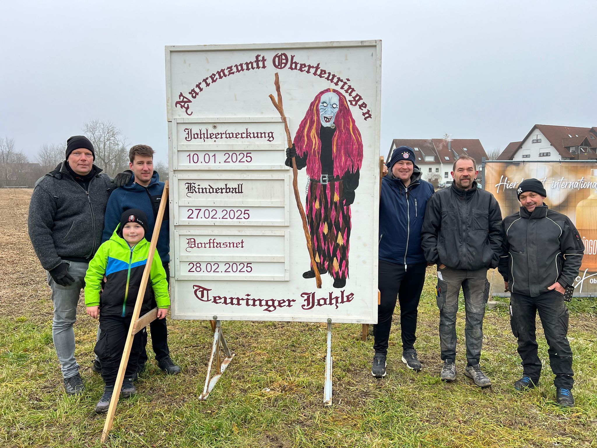 Mitglieder der Teuringer Johle beim Aufstellen der Veranstaltungsschilder im Ort